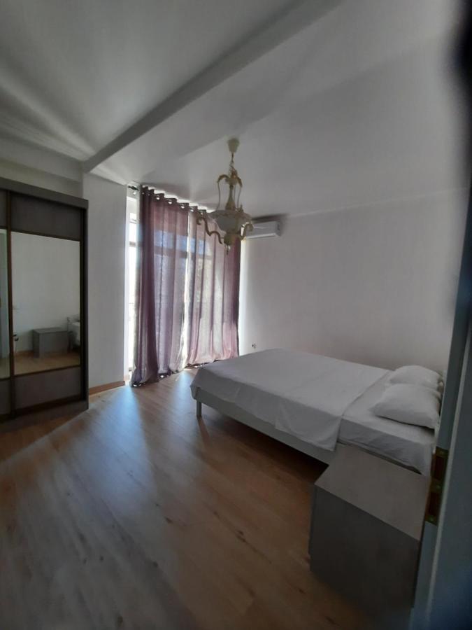 Diplomat - 2 Apartment บิชเคก ภายนอก รูปภาพ